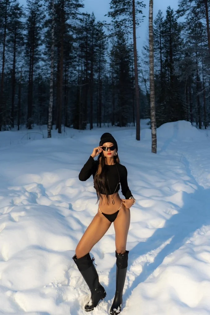 H'Hen Niê diện bikini mỏng tang thách thức thời tiết âm 5 độ - Ảnh 3